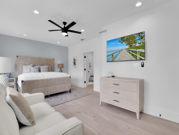 Very Short walk to the beach in the Moorings Naples area